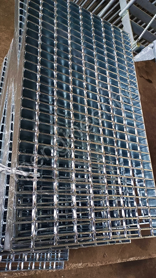 713